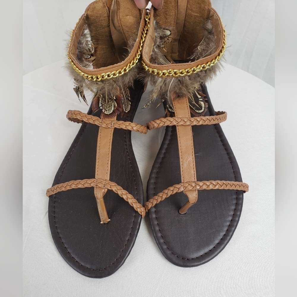 NWB Pierre Dumas Brown Faux Leather Sandals With Inbedded Feathers Sz 10